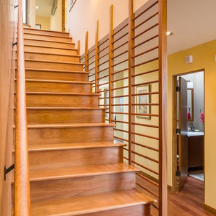 Idée de décoration pour un escalier droit sud-ouest américain de taille moyenne avec des marches en bois, des contremarches en bois et un garde-corps en bois.