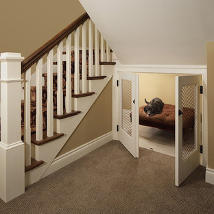 Foto di una scala stile americano con parapetto in legno, pedata in legno e alzata in legno verniciato
