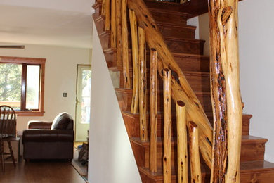 Diseño de escalera recta rural de tamaño medio con escalones de madera, contrahuellas de madera y barandilla de madera