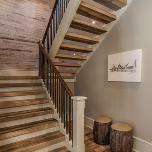 Idées déco pour un escalier sans contremarche craftsman en U de taille moyenne avec des marches en bois.