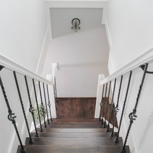 Diseño de escalera en L, marinera, pequeña, con escalones de madera, contrahuellas de madera y barandilla de varios materiales