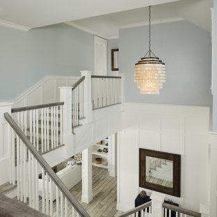 Maritime Holztreppe in U-Form mit gebeizten Holz-Setzstufen, Holzgeländer und Wandpaneelen in Grand Rapids