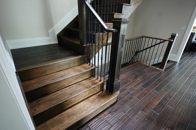 Diseño de escalera suspendida clásica grande con escalones de madera y contrahuellas de madera