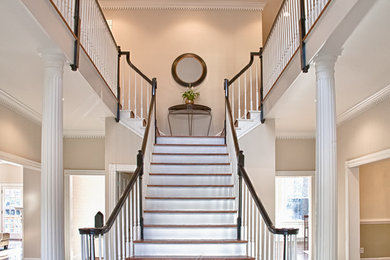 リッチモンドにあるトラディショナルスタイルのおしゃれな階段の写真