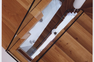 Diseño de escalera suspendida moderna con escalones de madera y contrahuellas de madera