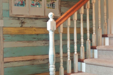 Modelo de escalera recta campestre grande con escalones de madera y contrahuellas de madera pintada
