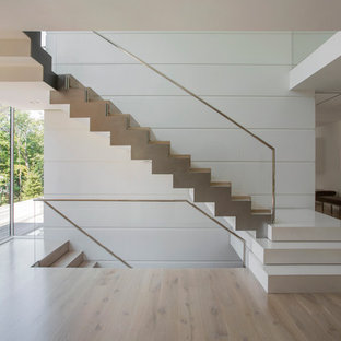 Foto di una grande scala a "L" minimalista con pedata in legno