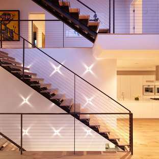 Staircase - modern staircase idea in Los Angeles