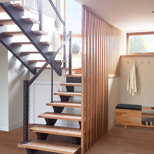 Schwebende, Mittelgroße Moderne Holztreppe mit offenen Setzstufen in New York