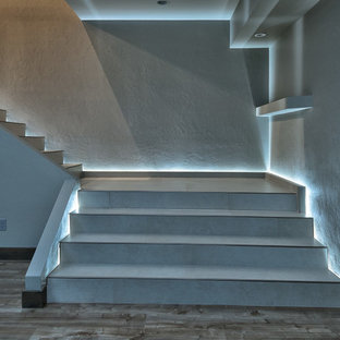 Große Moderne Treppe in L-Form mit gefliesten Treppenstufen und gefliesten Setzstufen in Denver