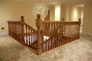 Diseño de escalera recta clásica de tamaño medio con escalones de madera y contrahuellas de madera