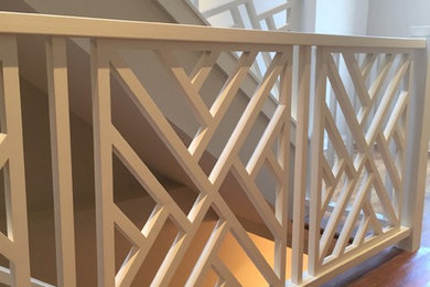 シカゴにある高級な広いトランジショナルスタイルのおしゃれな折り返し階段 (フローリングの蹴込み板、木材の手すり) の写真