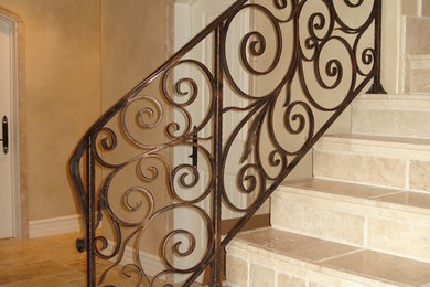 На фото: маленькая прямая лестница в средиземноморском стиле с ступенями из плитки, подступенками из плитки и металлическими перилами для на участке и в саду