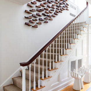 Idee per un'ampia scala a "L" chic con pedata in legno e alzata in legno verniciato