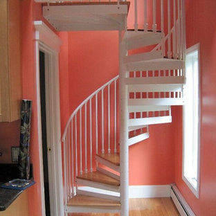 Réalisation d'un escalier hélicoïdal tradition avec des contremarches en métal.