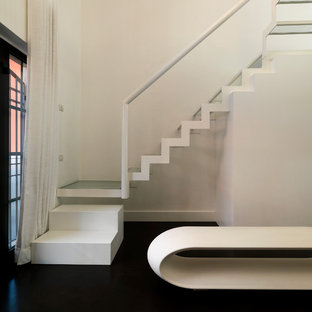 Modelo de escalera en L, actual, pequeña, sin contrahuella, con escalones de vidrio