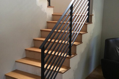 Diseño de escalera actual con escalones de madera