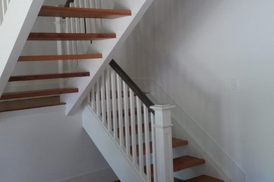Foto de escalera en U de estilo americano grande sin contrahuella con escalones de madera