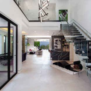 Imagen de escalera recta, contemporánea, extra grande, sin contrahuella, con escalones de madera y barandilla de varios materiales