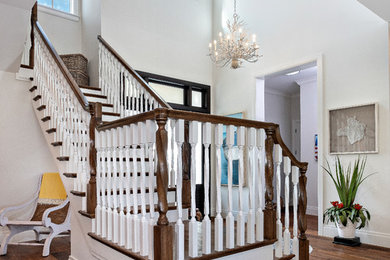 Diseño de escalera clásica renovada con escalones de madera, contrahuellas de madera y barandilla de madera