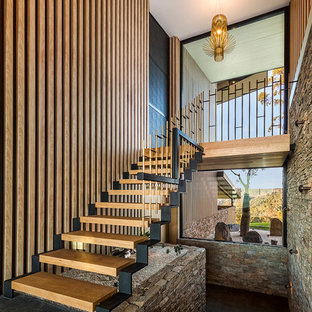 Retro Holztreppe in U-Form mit offenen Setzstufen in Los Angeles