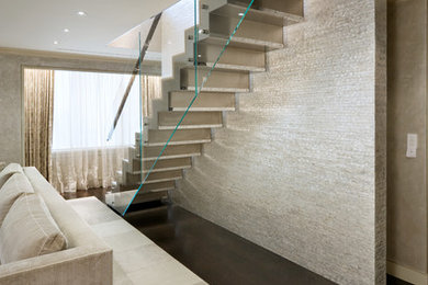 Imagen de escalera suspendida moderna de tamaño medio con barandilla de vidrio