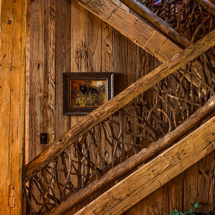 Idee per una grande scala a rampa dritta rustica con pedata in legno e alzata in legno