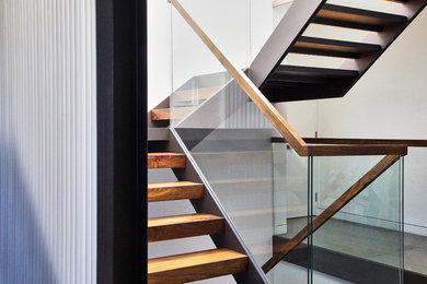 Пример оригинального дизайна: лестница на больцах, среднего размера в стиле модернизм с деревянными ступенями без подступенок
