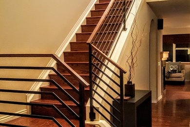 Diseño de escalera en L contemporánea de tamaño medio con escalones de madera, barandilla de varios materiales y contrahuellas de madera