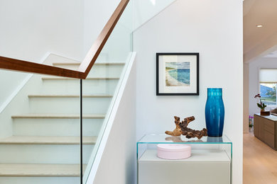 Стильный дизайн: угловая лестница среднего размера в современном стиле с деревянными ступенями и крашенными деревянными подступенками - последний тренд