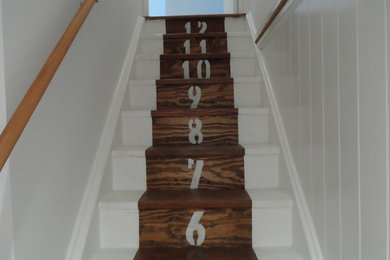 Foto de escalera recta marinera con escalones de madera pintada y contrahuellas de madera pintada