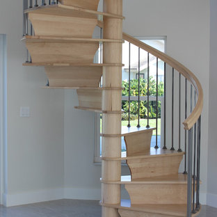 Modelo de escalera de caracol, clásica renovada, pequeña, con escalones de madera, contrahuellas de madera y barandilla de varios materiales