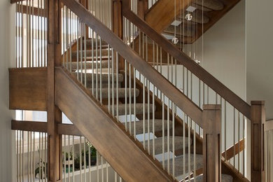 Идея дизайна: угловая лестница в современном стиле с ступенями с ковровым покрытием и перилами из смешанных материалов без подступенок