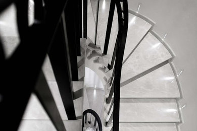 Foto de escalera de caracol moderna de tamaño medio