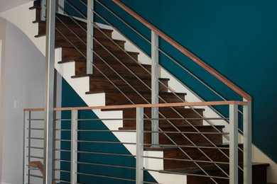 Modelo de escalera recta contemporánea con escalones de madera y contrahuellas de madera