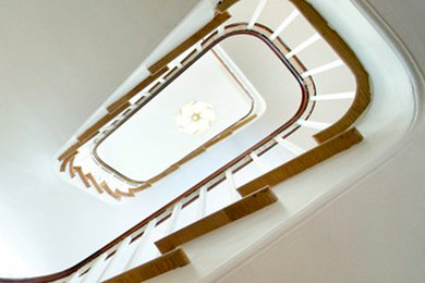ロンドンにある高級な広いトラディショナルスタイルのおしゃれならせん階段 (木の蹴込み板) の写真