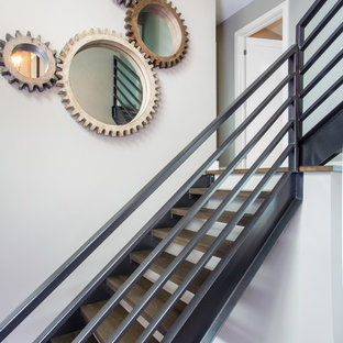 Idées déco pour un escalier sans contremarche industriel en U de taille moyenne avec des marches en bois et un garde-corps en métal.