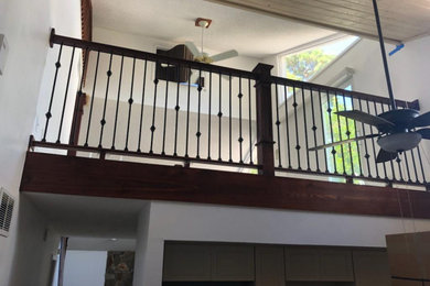 Foto de escalera recta clásica de tamaño medio con contrahuellas de madera, barandilla de madera y madera