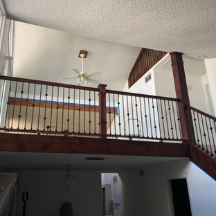 Foto de escalera recta y madera, tradicional, de tamaño medio, con contrahuellas de madera, barandilla de madera y madera