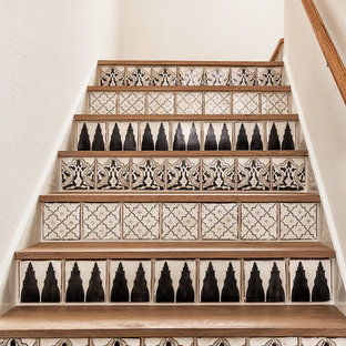 Foto de escalera en U, contemporánea, pequeña, con escalones de madera y contrahuellas con baldosas y/o azulejos