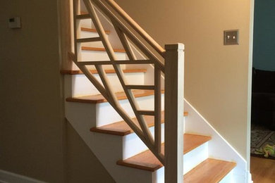 Imagen de escalera recta tradicional de tamaño medio con escalones de madera y contrahuellas de madera pintada