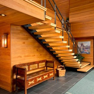 Exemple d'un grand escalier sans contremarche droit tendance avec des marches en bois.