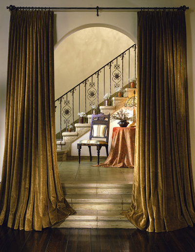 Méditerranéen Escalier by Tommy Chambers Interiors, Inc.