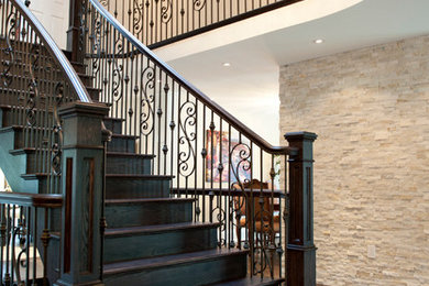 Diseño de escalera curva clásica renovada grande con escalones de madera y contrahuellas de madera
