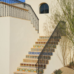 Imagen de escalera exterior, mediterránea, con escalones de madera y contrahuellas con baldosas y/o azulejos