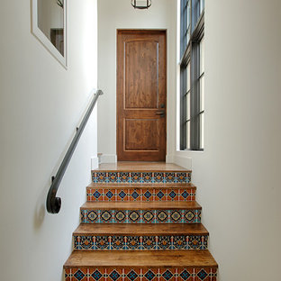 Aménagement d'un escalier droit méditerranéen avec des marches en bois et des contremarches en carrelage.