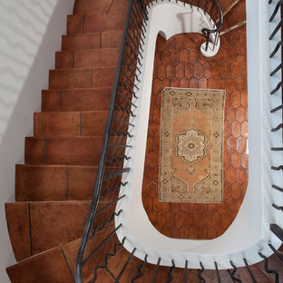 Mediterrane Treppe mit Terrakotta-Treppenstufen und Stahlgeländer in Sonstige