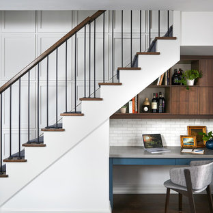 Modelo de escalera en L, ecléctica, de tamaño medio, con escalones de madera, barandilla de varios materiales y contrahuellas de madera pintada