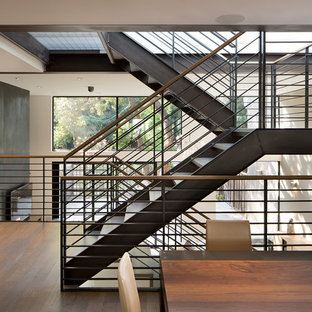 Idee per una scala a "U" chic con pedata in legno