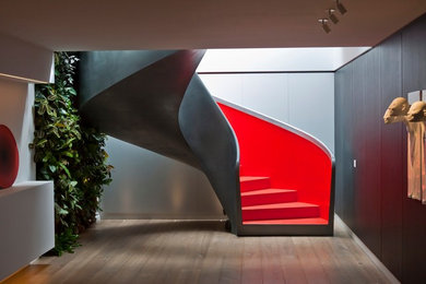 Diseño de escalera curva minimalista con escalones de metal y contrahuellas de metal